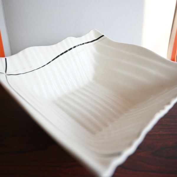 Modern Wave-Edge Ceramic Bowl (8.5-inch) - Image 2